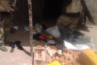 Des militaires traquant les caches d'armes de Boko Haram.