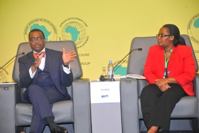 M. Akinwumi A. Adesina, Président du Groupe de la Banque Africaine de Développement (BAD) avec une panéliste, Jour 2 de la Conférence Nourrir l'Afrique