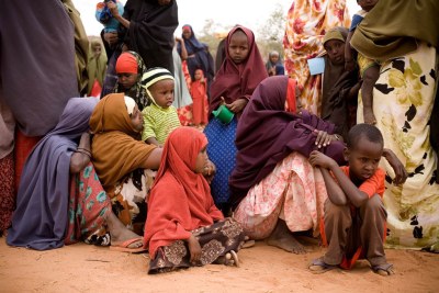 Des femmes et des enfants patientent pour obtenir une assistance alimentaire à Dolo, dans le sud de la Somalie.