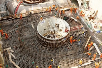 L'installation du premier turbine de la centrale de Cambambe
