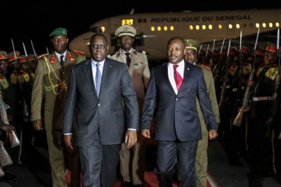 Le Chef de l'État sénégalais, Macky Sall, accueilli par son homologue burundais, Pierre Nkurunziza,lors de sa visite à Bujumbura, au Burundi, où il effectue en ce moment une mission aux côtés de ses homologues désignés par l'Union Africaine. (24 Février 2016)