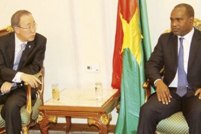 Ban Ki-Moon accueilli par le ministre Alpha Barry à Ouagadougou
