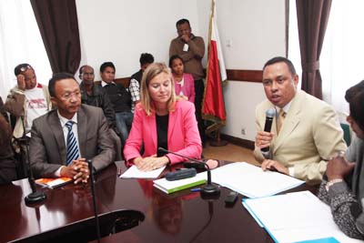 Le ministre de la santé publique, Mamy Lalatina Andriamanarivo, au cours d’une conférence de presse dans les locaux du ministère.