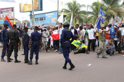 La police empêche les manifestants de franchir la limite imposée pour la marche des partis politiques de l’opposition membres de la Dynamique de l’opposition