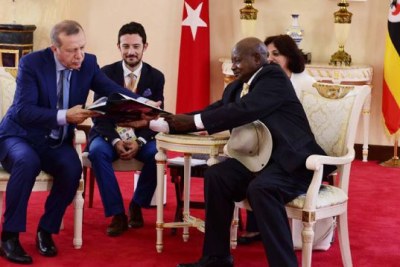Le Président Museveni (à droite) reçoit le président turc, Recep Tayyip Erdogan (à gauche) au Palais présidentiel , à Entebbe .
