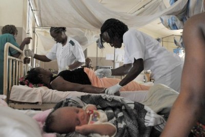 Nurses assist expectant mothers in the maternity ward. Experts warn showing indiference to mothers may have bad consequences.