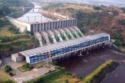 Vue aérienne du barrage hydroélectrique Inga 2 (SNEL). Sur cette photo: le canal, le barrage, les conduites forcées, et la centrale