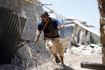 Des combattants alliés au gouvernement d'union nationale combattent le groupe Etat islamique à Syrte