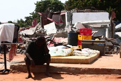 Un homme dans la région de Zango II de Luanda (Angola) après que les forces de sécurité aient démoli sa maison.