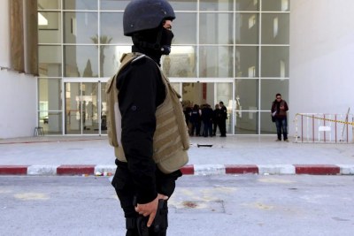 Un policier devant le musée du Bardo à Tunis