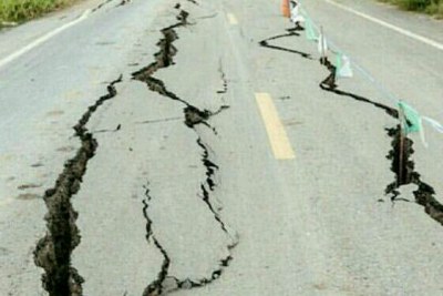 Scène de dévastation après un tremblement de terre.