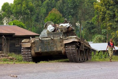Un tank des Forces armées de la RDC (FARDC) à Kibati (Nord-Kivu) où des accrochages ont opposé, à la frontière commune, l'armée congolaise et rwandaise.