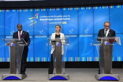 Conférence de Bruxelles. De gauche à droite : Faustin-Archange Touadéra, Président de la République centrafricaine ; Federica Mogherini, Haute Représentante pour les affaires étrangères et la politique de sécurité de l’Union européenne et Jan Eliasson, Vice-Secrétaire général de l’ONU.