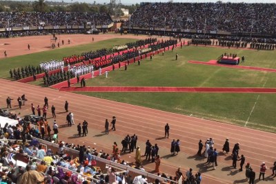 A la mi-journée, les nombreux spectateurs venus assister à la prestation de serment d'Adama Barrow dans le stade de Bakau attendaient encore patiemment l'arrivée du nouveau président gambien.