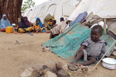 Un garçon pleurant à quelques pas de sa famille à Bama, un ancien bastion de Boko Haram, dans l’Etat de Borno, au Nigeria, où un camp accueille environ 25.000 Nigérians qui ont fui les villages voisins.