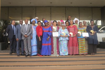 Photo de famille des récipiendaires du Prix AllAfrica Leadership féminin 2017