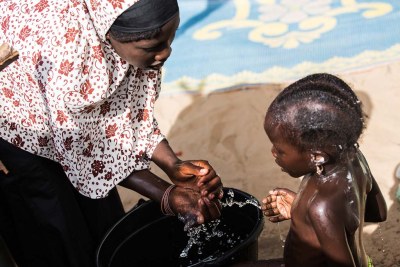 Une mère et son enfant, dans un camp de réfugiés dans la région lac du Tchad. Le Département chargé de lutter contre l’exploitation sexuelle a indiqué qu’il travaillera en étroite collaboration avec les États membres pour effectuer des tests ADN en vue d’établir la paternité et assurer la reconnaissance des droits de la mère et de l’enfant.