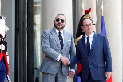 François Hollande accueille le roi Mohammed VI sur le perron de l'Elysée, le 2 mai 2017.