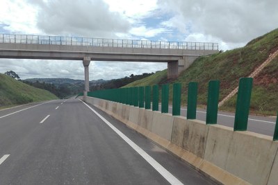 Une section du projet routier Kampala-Express de quatre voies.