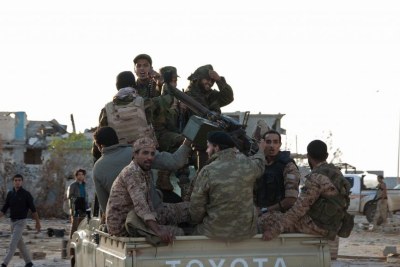 Des combattants fidèles au général Haftar à l'est de Benghazi, le 24 octobre 2014.