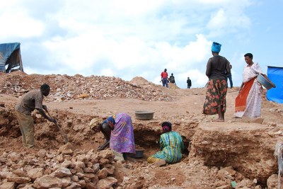 Locals mining gold in Mubende. They have vowed to defy President Museveni’s directive to evict them.