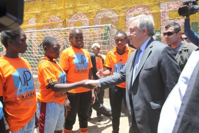 Le Secrétaire général de l’ONU, António Guterres, rencontre des jeunes femmes dans un bidonville de Mathare, à Nairobi, au Kenya.