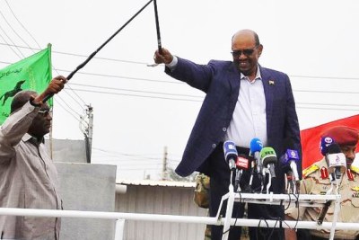 Al-Bashir prend la parole lors d'un rassemblement public à Nyala