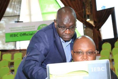Thirdway Alliance’s Ekuru Aukot (standing) with an election observer when he visited the IEBC national tallying centre at the Bomas of Kenya on August 9, 2017.