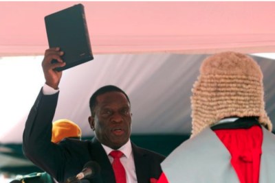 Le président Emmerson Mnangagwa a prêté serment, s'engageant à faire respecter la Constitution, à promouvoir tout ce qui protège le Zimbabwe et à s'opposer à tout ce qui peut lui nuire.