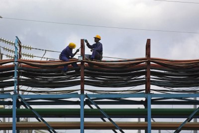 Des ouvriers dans une centrale électrique à Takoradi, au Ghana
