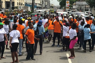Quelques-uns des 500 travailleurs du sexe, y compris les lesbiennes, les gays, les transgenres et les intersexes (LGBTI), manifestant le long de l'avenue Nyerere à Mombasa, le 20 mars 2018. (photo d'illustration)