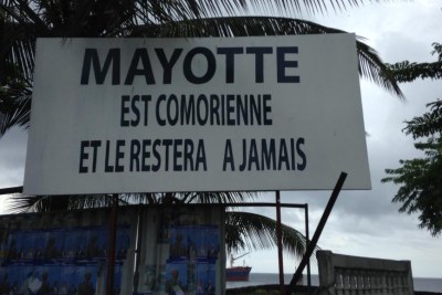 Panneau revendiquant Mayotte comme étant Comorienne, Moroni, Comores.