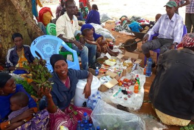 Les réfugiés éthiopiens et les Kenyans locaux ont improvisé un marché ensemble dans le camp de Moyale.