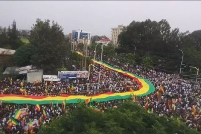 Residents of Bahir Dar, the capital of the Amhara regional state, & its environs rallying in support of PM Abiy Ahmed's reform agenda & condemning the bomb attack at similar rally in Addis Abeba (file photo).