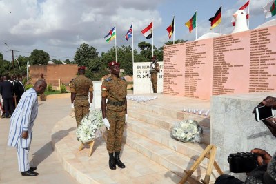 La stèle mémorial du crash d'Air Algérie a été inaugurée ce mardi 24 Juillet près de l'aéroport international de Ouagadougou, en présence des familles des victimes et du président burkinabè Roch Marc Christian Kaboré