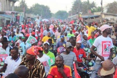 Mozambique ruling party Frelimo supporters (file photo).