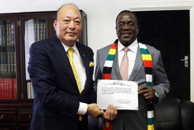 Chinese billionaire Li Jinyuan and Zimbabwe's President Emmerson Mnangagwa.