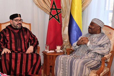La photo officielle diffusée par Rabat montre le roi du Maroc Mohammed VI (G) et le président gabonais Ali Bongo, à l'hôpital militaire de la capitale marocaine.