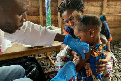 Un professionnel de santé vaccine une fillette contre la rougeole en République démocratique du Congo.