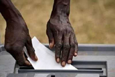 Un électeur glisse son bulletin dans l'urne lors des élections