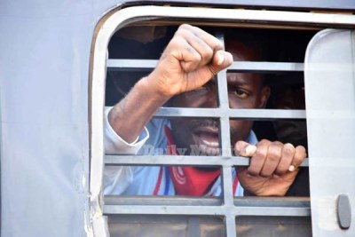 Bobi Wine dans une camionnette de police après son arrestation dans le district de Luuka