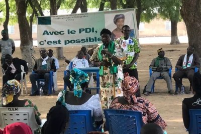 La candidate du PDI Lydie Béassemda en meeting à Laï, dans la Tandjilé.