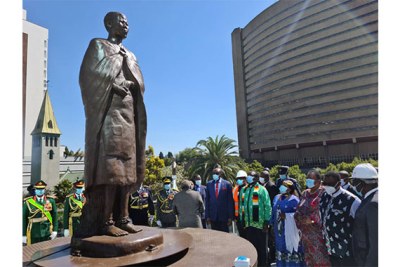 President Mnangagwa and other dignitaries (left) look at the statue of Mbuya Nehanda.