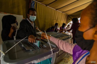 Un électeur éthiopien vote à Addis-Abeba, en Éthiopie, le 21 juin 2021.