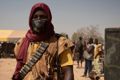 Un membre d'une milice civile lors d'un rassemblement à Zagtouli, Burkina Faso, le 14 février 2021.