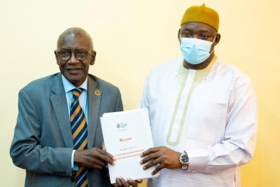 Jeudi 25 novembre, le président de la Commission vérité, réconciliation et réparations (TRRC) Lamin Sise (G) a remis son rapport final au président de la Gambie, Adama Barrow (D).