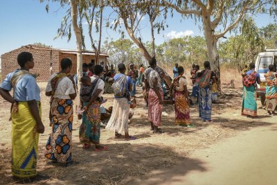 Des femmes font la queue pour recevoir leur vaccin COVID-19 au Malawi.