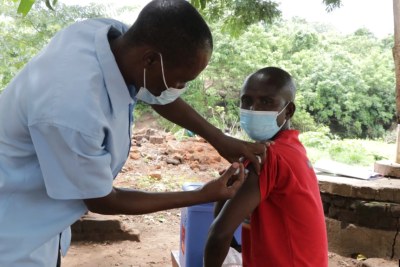 Un villageois est vacciné dans une clinique mobile du village de Pasani à Blantyre.