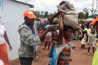 Des travailleurs humanitaires fournissent des rations alimentaires à des réfugiés du camp de Lôvua, en Angola (archives).