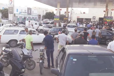 Une station service prise d'assaut à cause d'une pénurie d'essence à Tunis